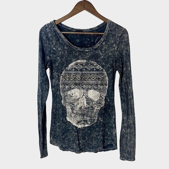 Daytrip Y2K Gray Acid Wash Skull Stud Graphic Long Sleeve Top Medium Grunge - Picture 2 of 10